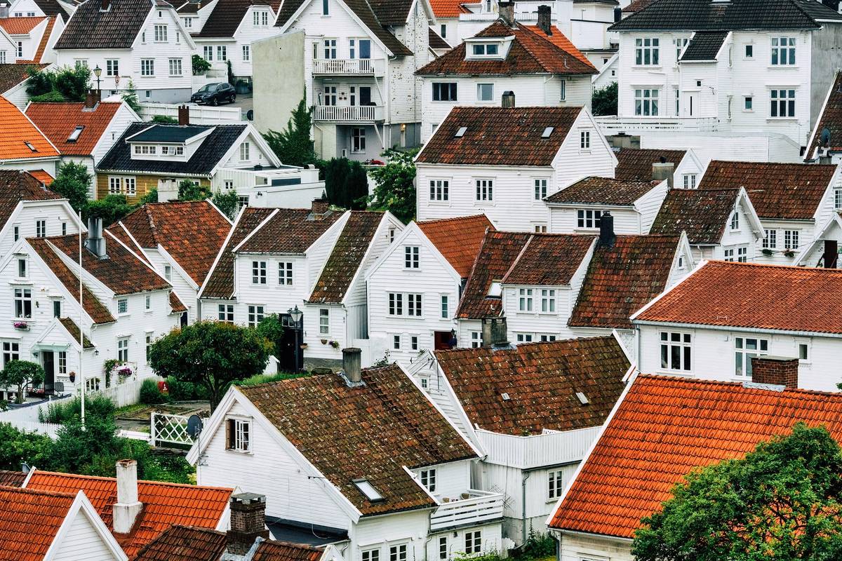 Vita trähus tätt intill varandra i ett bostadsområde